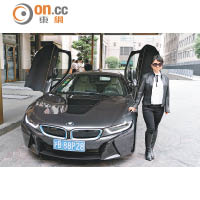 酒店轎車是最新推出的BMW i8電動環保車，連司機都要着個型女Look來襯番架車。