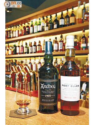 酒吧內兩瓶鎮店之寶，分別是陳釀25年、帶有引擎油味的Ardbeg 1977 Limited Edition Non Chill-Filtered Very Old Single Islay Malt Scotch Whisky，以及陳釀25年、帶點海水味道的Port Ellen Single Malt Whisky。