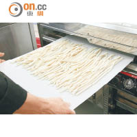 大廚每日由搓麵糰、發酵到切割烏冬，需花20小時製作，供翌日使用。