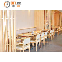餐廳裝潢簡約時尚，有足夠空間感，坐得分外舒服。