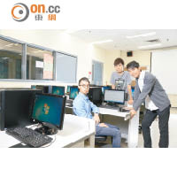 （左起）IVE（青衣）軟件工程高級文憑畢業生鮑國麟、文俊景、湯澎達以符合生活所需為原則，設計出實用的iBeacon手機程式和後台管理系統。