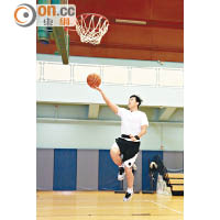 箍住一邊手，練習單手上籃更有效率。