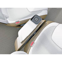 PD Commander駕駛模式切換鍵設於前排兩張獨立座椅中間。