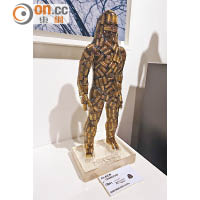 「Chewbacca Gold」是在身高47cm的塑膠Chewbacca塑像內注入子彈而成，€1,800（約HK$15,169）。（設計單位：Alben）