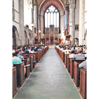 校園建築古色古香，圖為Rockefeller Chapel。