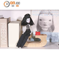 圖為Mickco Chan替記者製作的個人化娃娃，從衣着打扮、髮型、臉形，甚至輪廓來看，都有9成相似。