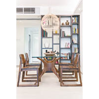 飯廳<br>採用全木配搭，餐桌、餐椅、陳設架均為深木色，暖意洋溢。