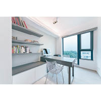 書房<br>選用灰色木紋層架及書桌，為房間添上幾分型格。