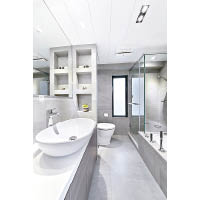 套廁<br>齊備淋浴區、浴缸，以灰色為主調，呼應主人房設計。