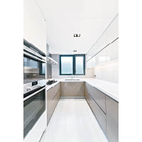 廚房<br>廚櫃採用亮面設計，在光線折射下，可擴闊空間感。