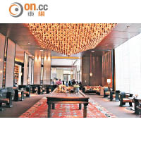 名為「旅者酒廊」的大堂酒廊充滿茶馬古道特色，留意金色吊燈，其實由酥油燈中的銅杯組合而成。
