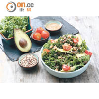 Organic Kale Salad $78（a）<br>集多種超級食材於一身，包括嚴選自加州有機農場的羽衣甘藍、藜麥、核桃、牛油果和車厘茄，味道清新開胃，最重要是既飽肚又不致肥。