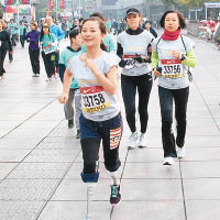廖智配上義肢參加上海國際馬拉松5公里賽事，盡顯鬥志。