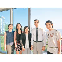 香港大學——巴斯德研究中心聯席總監Roberto Bruzzone教授（右二），與今年獲歐萊雅研究實習獎學金的4位香港研究生，由左至右分別是黃思華、關凱琳、曾可澄和黎健鉅。