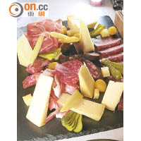 芝士火腿拼盤採用當地農場的Appenzellar Cheese，二人餐收費CHF67（約HK$516）。