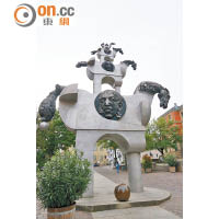 走在鎮內，找不到巨人，卻找到這巨型雕塑，屬Villa Visconti一部分的「疊馬」現代雕塑，在鎮上非常搶眼。