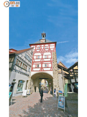 鎮中留下的唯一一道14世紀城門，幸無60米巨人進擊過。