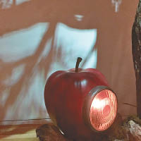 潮人家中必有一盞的UNDERCOVER蘋果電燈，而場內的更是巨形版，你是否很想擁有呢？