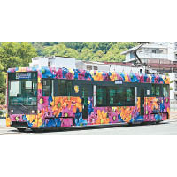 展覽期間有蜷川實花主題電車周圍遊，由松山站行駛至道後溫泉站。