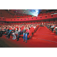 在電影院看電影會相對專心，箇中的氣氛亦有助觀眾投入，治療效果較理想。