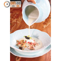 Potato Leek Fish Soup Tasting Menu菜式$995/位<br>熱辣辣又鮮甜的魚湯有帶子、紅鯛魚及蟹肉等新鮮海產，味道清甜又香濃。