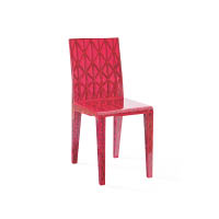 Very Nice Rouge<br>用上搶眼的火紅色，外面帶點神秘的透明感。最獨特是椅背如「鐵閘」的紋路，由9mm厚的樺木組成。
