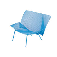 Grillage<br>由一片金屬網製成的扶手椅，水藍色加上像摺紙般輕輕上摺的椅身，感覺如水輕盈。