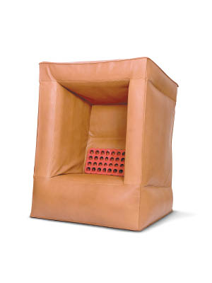 Air-Cuir<br>用上Calfskin小牛皮及PVC充氣物料的扶手椅，看來像一個「吹脹」了的紙皮箱，造型可愛，坐下來非常舒適。