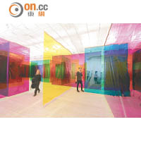 彩色半透明玻璃紙迷宮《Seu Corpo Da Obra》，讓人重新思考「現實」的多樣性。