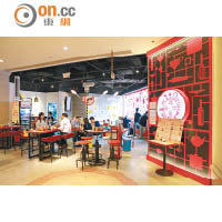餐廳內裝設計秉承品牌一貫格調，以紅色為主色，加上空間還算充足，開揚舒適。<br>