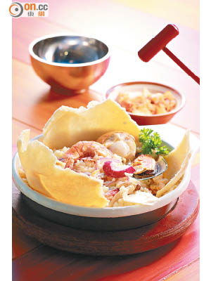 鐵錘海鮮意大利飯 $138<br>大蝦、帆立貝、青口和蜆肉分量十足，以韓式鐵錘料理的噱頭包裝演繹西式意大利飯，趣味十足。
