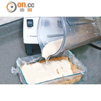 3. 將忌廉倒在餅底上，放入冰格冷凍1小時至凝固即可享用。