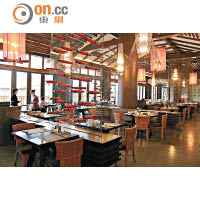 七色光中餐廳的室內設計融合了當地特色，編織用的線軸、打魚用的魚簍等，全都成了裝飾元素。