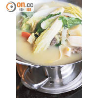 麗江必食的菜式之中，雜鍋菜是少數較清淡而且不辣的選擇。