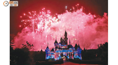 「星夢奇緣」煙花表演加入了嶄新的影像投影技術，49位迪士尼角色的電影片段會於睡公主城堡現身，包括《玩轉腦朋友》和《大英雄聯盟》都有份！
