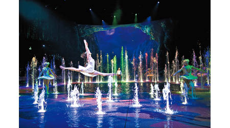 劇中的公主於水中舞台表演曼妙舞姿，其美態令人難忘。