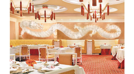 永利軒餐廳中央的水晶玻璃飛龍極之矚目。