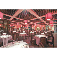 「朝」是康萊德酒店的旗艦餐廳，內有八間設計別出心裁的獨立廂房。