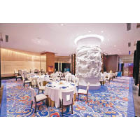 來自南京的「雲中龍」巨石柱坐落餐廳正中，猶如藝術品般展露雄偉氣勢。