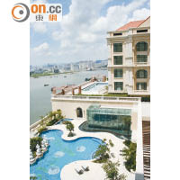 酒店是內港唯一綜合度假村，依鄰內港海畔。