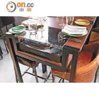部分餐桌安裝了獨立黑膠唱盤，總共有7套，客人可到唱片櫃選擇黑膠唱片回餐桌播放，再自行接駁藍芽耳機享受音樂。