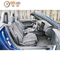 S Sports跑化電動控制座椅，提供四段式腰部承托，高速時令坐姿更穩。