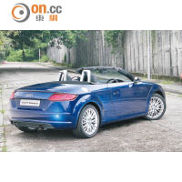 Audi TT Roadster外形跑格，操控靈活表現穩定。