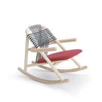 Unam Rocker<br>這張實木椅子線條簡潔，橫直交錯的繩子編織成穩固舒適的椅背，且使用防水物料，方便戶外使用。