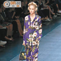 Dolce & Gabbana <br>睡衣套裝以碩大花卉印花作招徠，配合閃石耳筒及立體花飾拖鞋，演繹低調奢華。