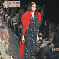Sonia Rykiel <br>燕子圖案的睡衣裝束與皮草披肩配搭，將casual與奢華合二為一。