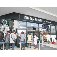 Gundam Cafe早上11點已大排長龍，想入去吃個Gundam餐要畀啲耐性。