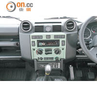中控台飾板用上與車色呼應的淺綠色，車身內外都滲透着經典元素。