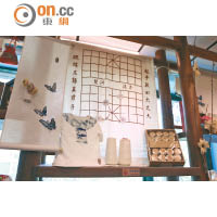 文化館內展示了不少特色溫泉用品，例如這塊印有棋盤圖案毛巾。