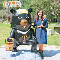 溫泉公園內有台灣觀光代表角色喔熊的泡湯Look擺設，當然要照張合照留念喇。